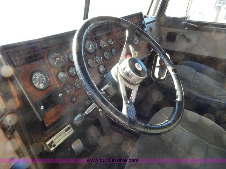 image for item B4850 1988 Peterbilt 379 semi truck