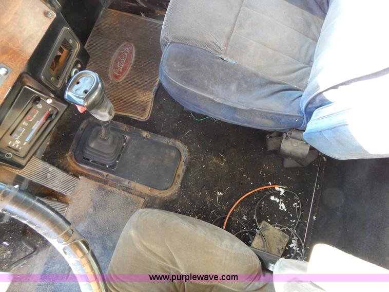 image for item B4850 1988 Peterbilt 379 semi truck