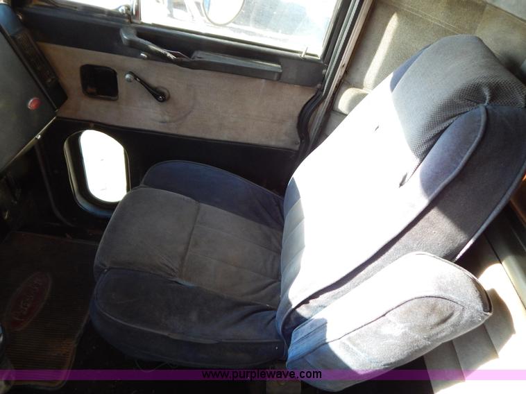 image for item B4850 1988 Peterbilt 379 semi truck
