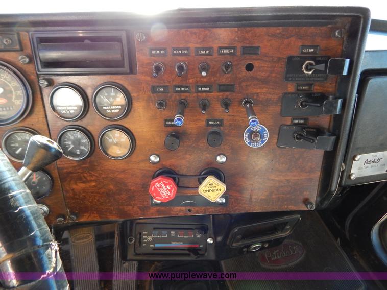 image for item B4850 1988 Peterbilt 379 semi truck