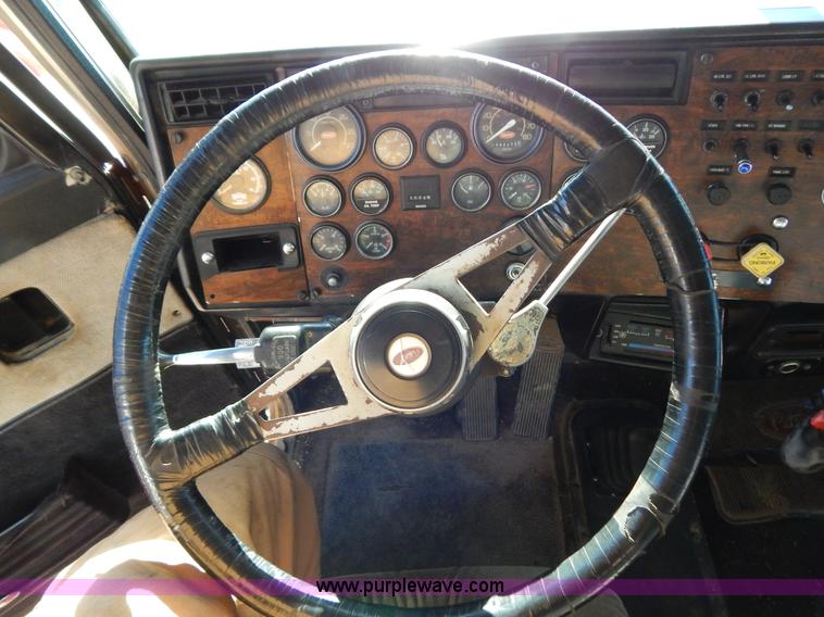 image for item B4850 1988 Peterbilt 379 semi truck