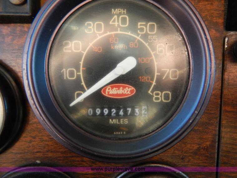 image for item B4850 1988 Peterbilt 379 semi truck