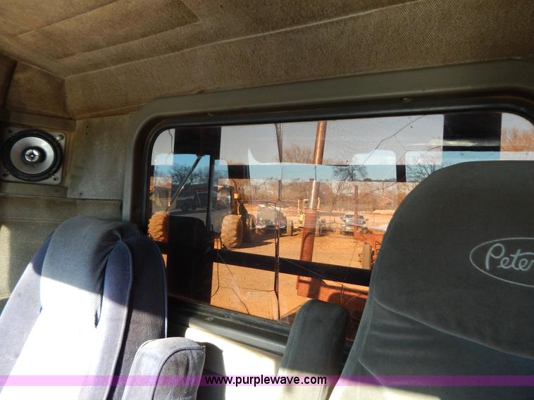 image for item B4850 1988 Peterbilt 379 semi truck