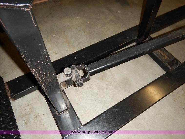 image for item AY9147 (4) pieces of weight equipment