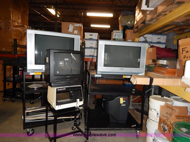 image for item AY9166 Assorted electronics and carts