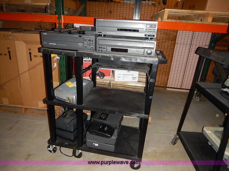 image for item AY9166 Assorted electronics and carts