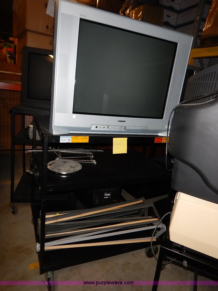 image for item AY9166 Assorted electronics and carts