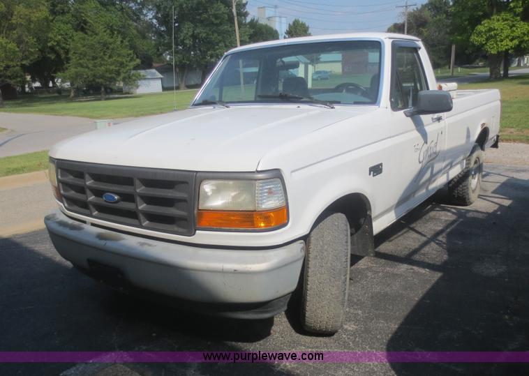 image for item D2165 1995 Ford F150 XL pickup truck