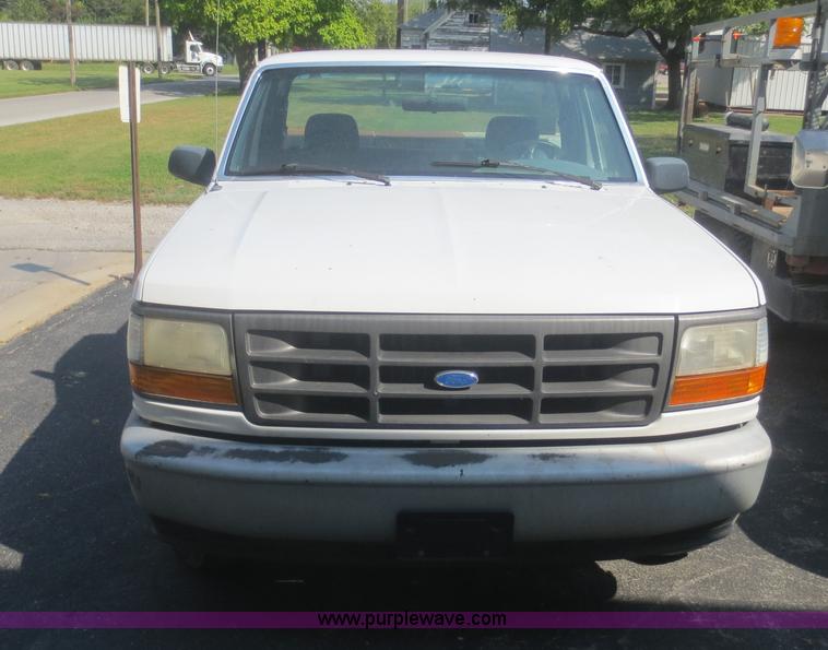 image for item D2165 1995 Ford F150 XL pickup truck