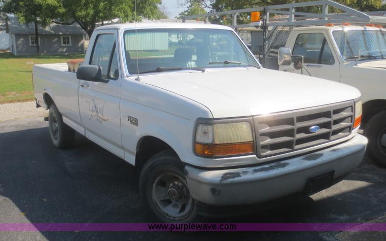 image for item D2165 1995 Ford F150 XL pickup truck