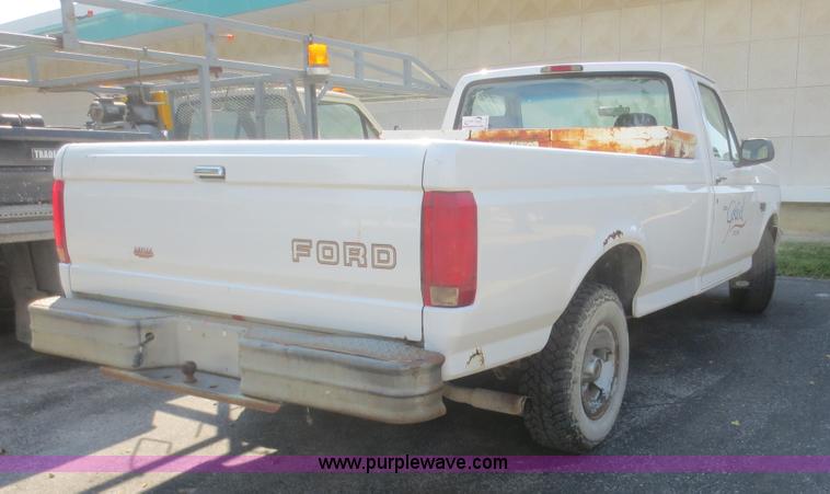 image for item D2165 1995 Ford F150 XL pickup truck
