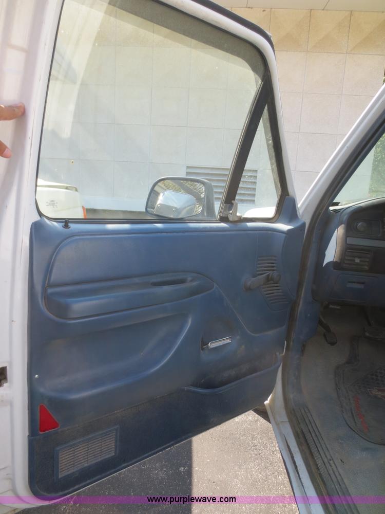 image for item D2165 1995 Ford F150 XL pickup truck