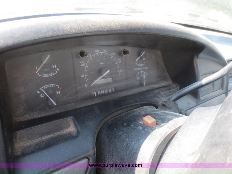 image for item D2165 1995 Ford F150 XL pickup truck