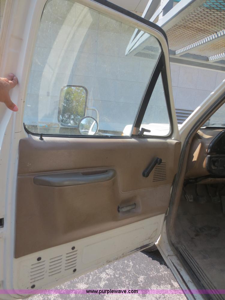 image for item D2166 1988 Ford F350 flatbed truck