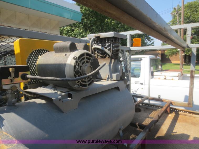 image for item D2166 1988 Ford F350 flatbed truck