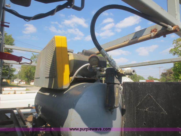 image for item D2166 1988 Ford F350 flatbed truck