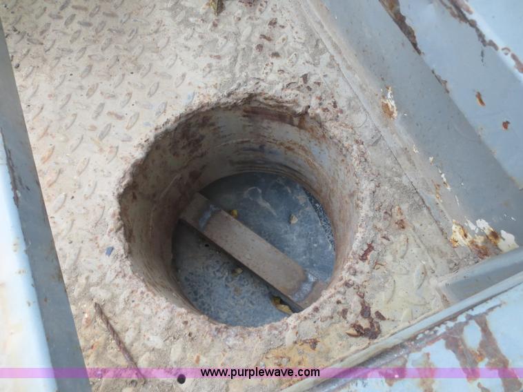 image for item D2166 1988 Ford F350 flatbed truck