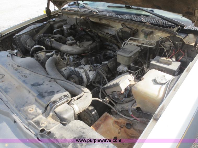 image for item D2170 1995 Chevrolet 3500 bucket truck