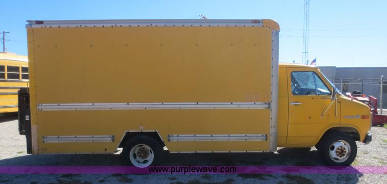image for item D2183 1988 GMC Vandura G3500 box truck
