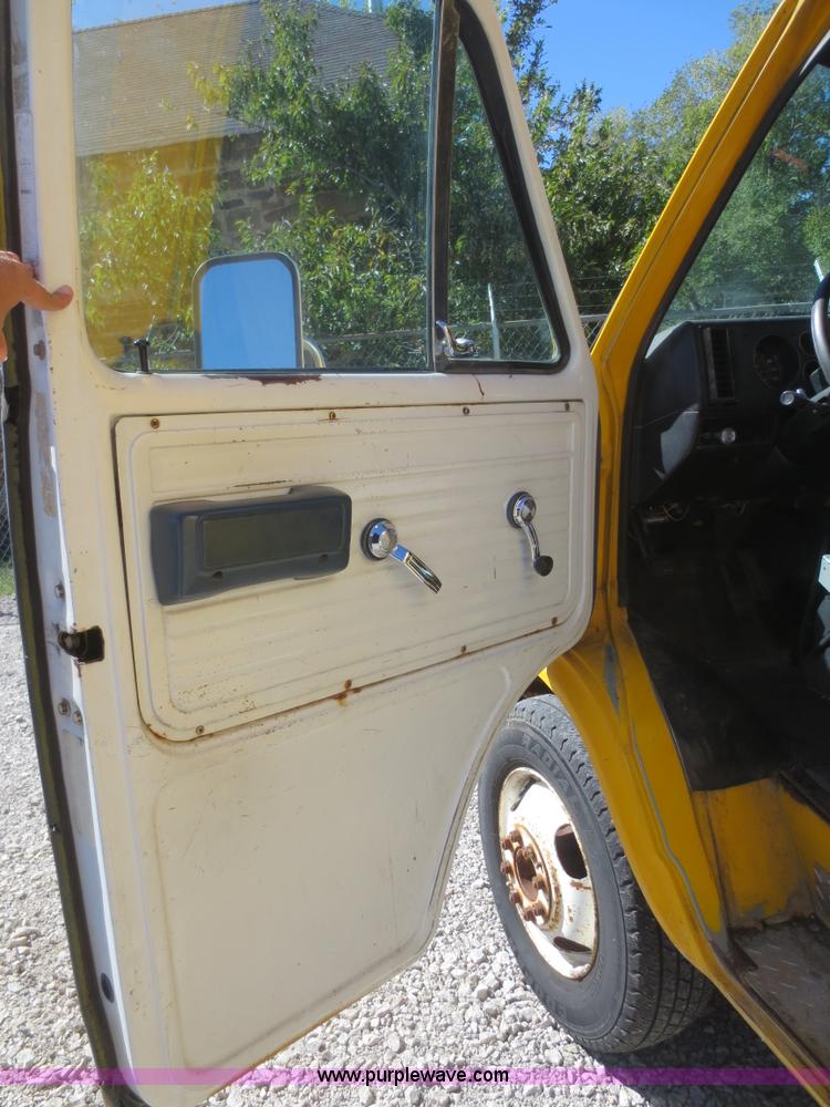image for item D2183 1988 GMC Vandura G3500 box truck