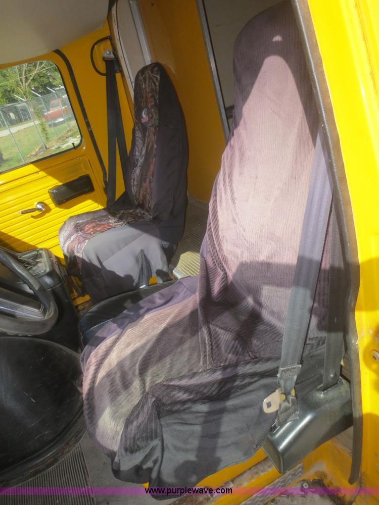 image for item D2183 1988 GMC Vandura G3500 box truck