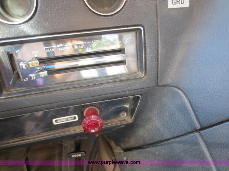 image for item D2183 1988 GMC Vandura G3500 box truck