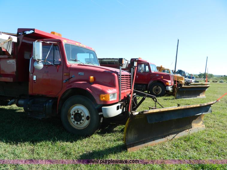 image for item H2384 1996 International 4700 dump truck