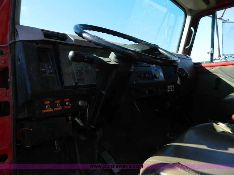 image for item H2384 1996 International 4700 dump truck