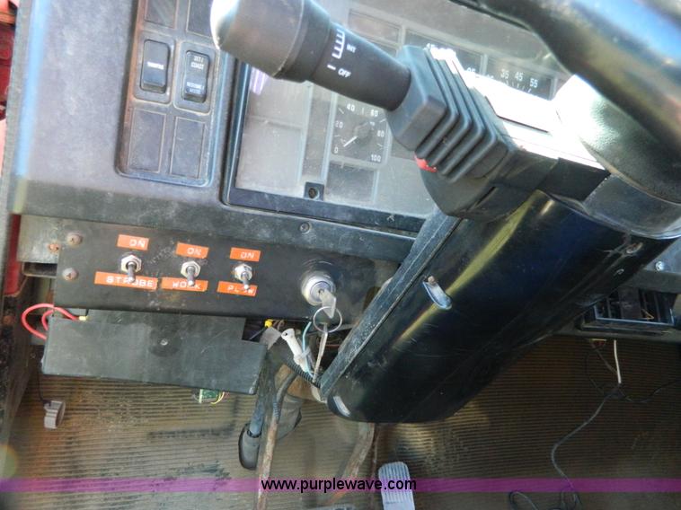 image for item H2384 1996 International 4700 dump truck