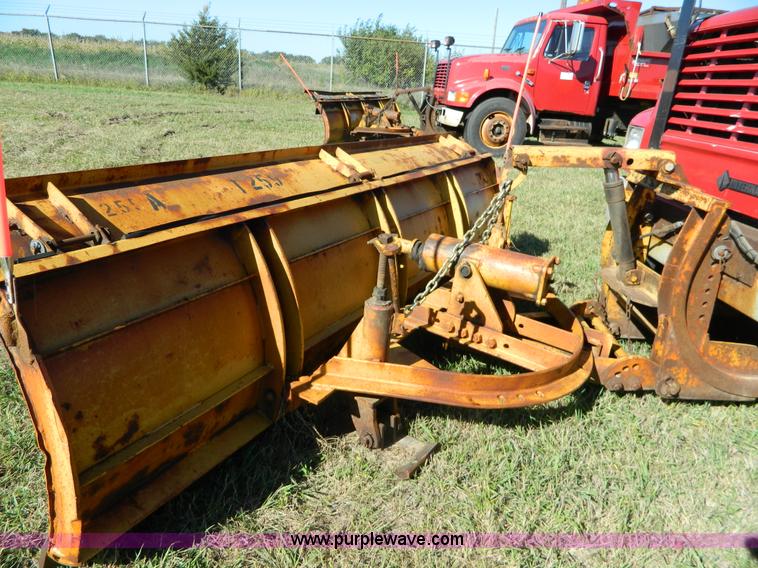 image for item H2385 1996 International 4700 dump truck
