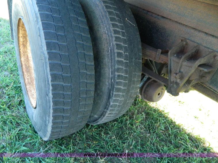 image for item H2385 1996 International 4700 dump truck