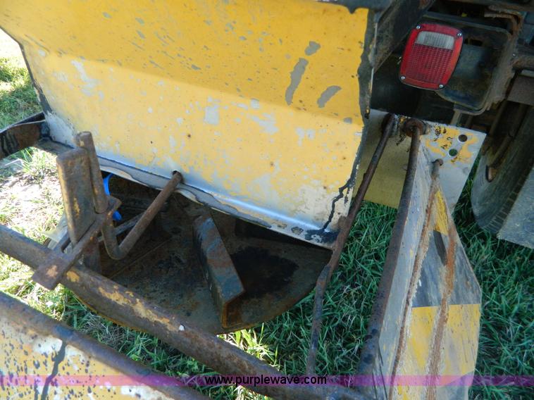 image for item H2385 1996 International 4700 dump truck