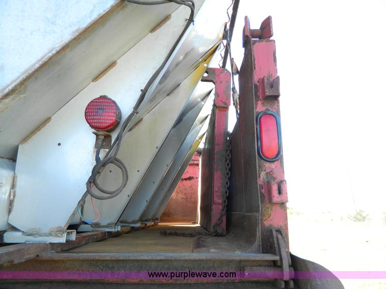image for item H2385 1996 International 4700 dump truck