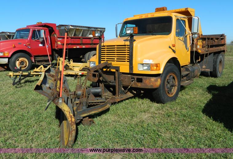image for item H2388 1993 International 4700 dump truck
