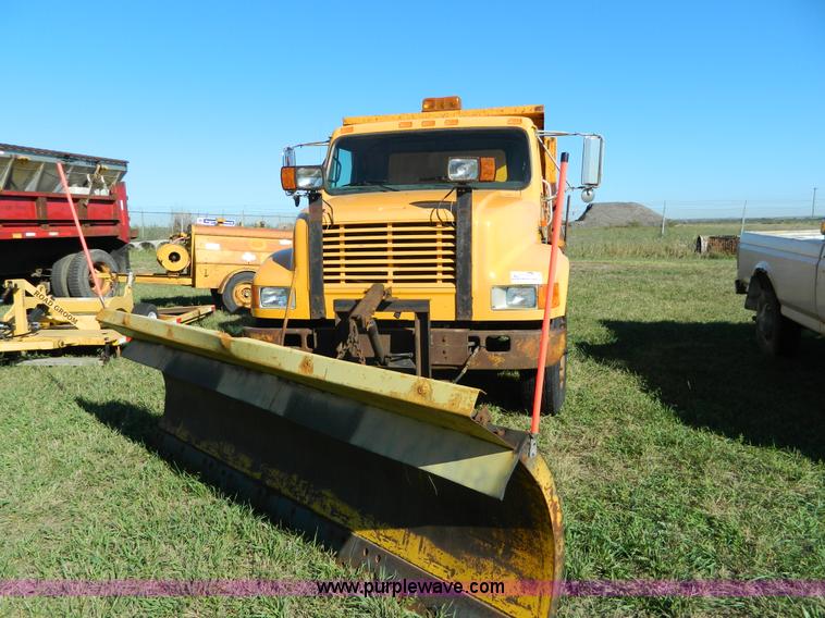 image for item H2388 1993 International 4700 dump truck