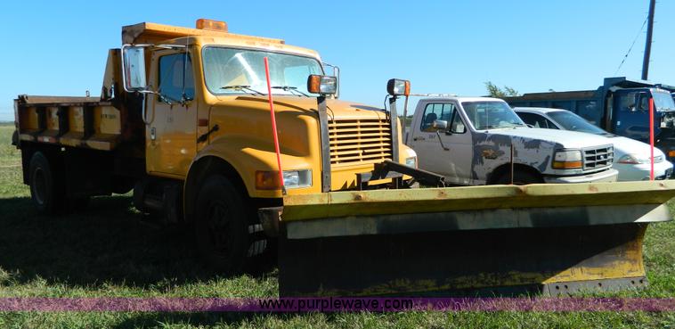 image for item H2388 1993 International 4700 dump truck