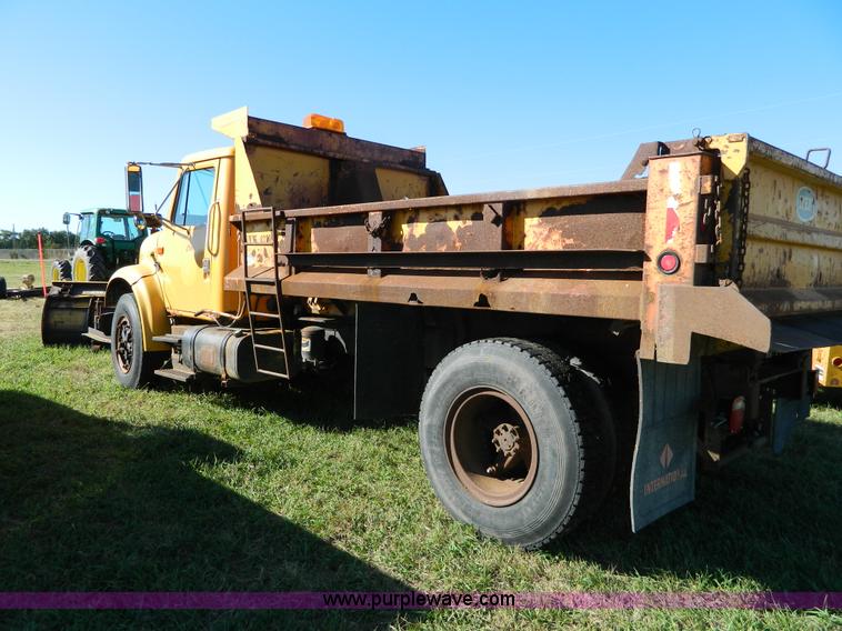 image for item H2388 1993 International 4700 dump truck