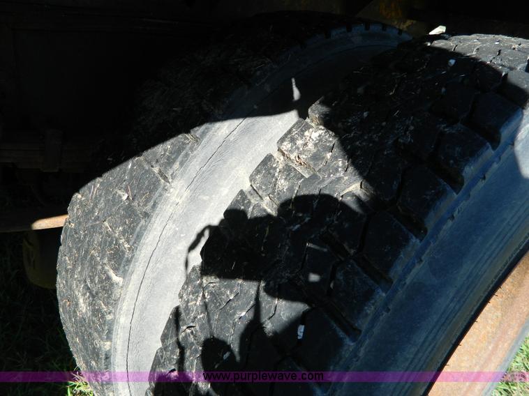 image for item H2388 1993 International 4700 dump truck