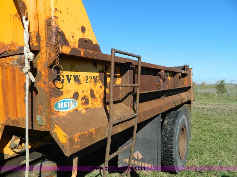 image for item H2388 1993 International 4700 dump truck