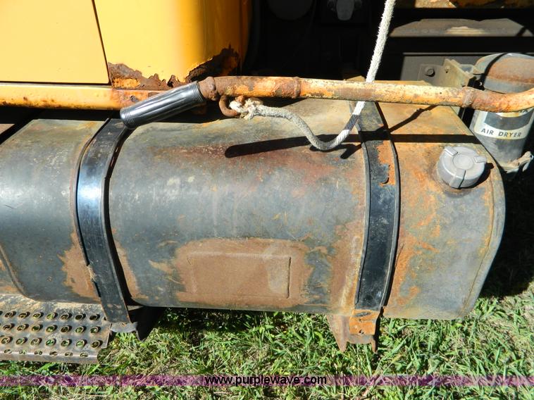 image for item H2388 1993 International 4700 dump truck