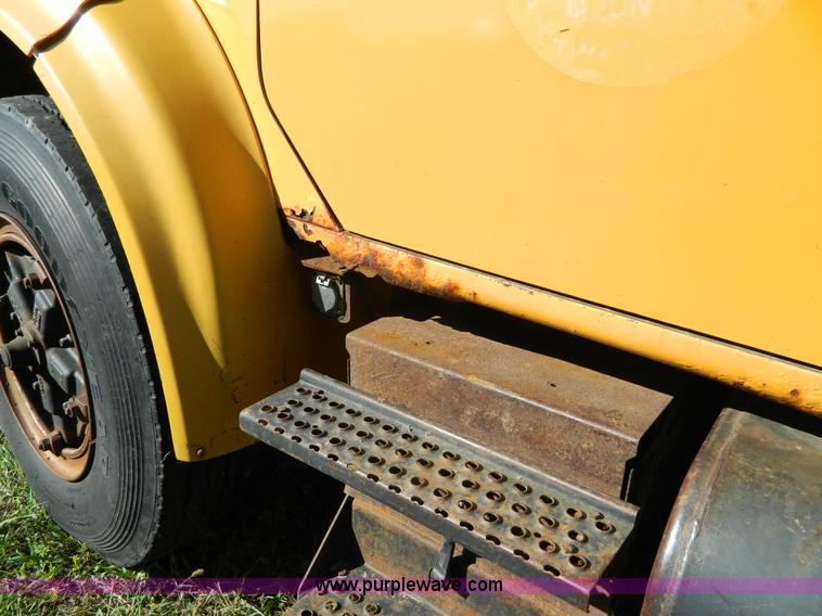 image for item H2388 1993 International 4700 dump truck