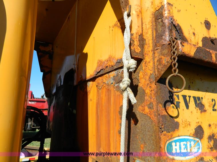 image for item H2388 1993 International 4700 dump truck