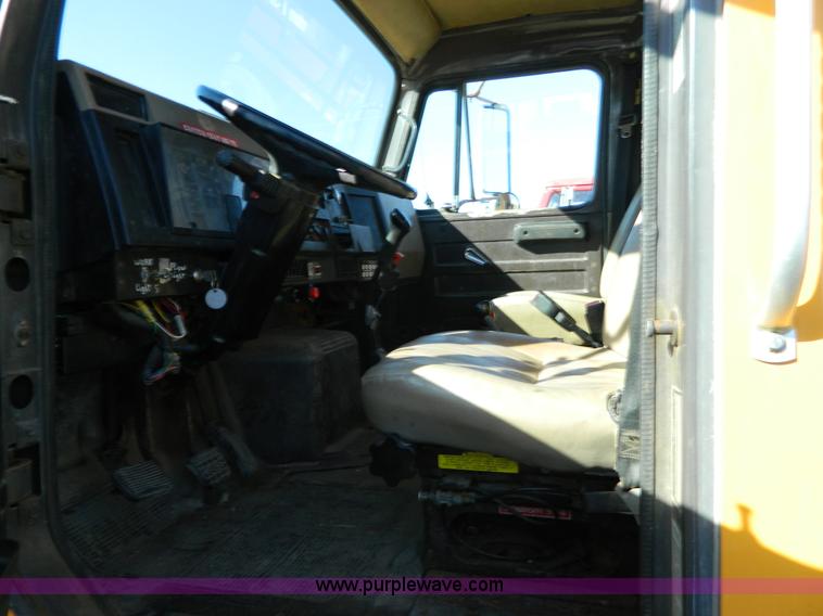 image for item H2388 1993 International 4700 dump truck