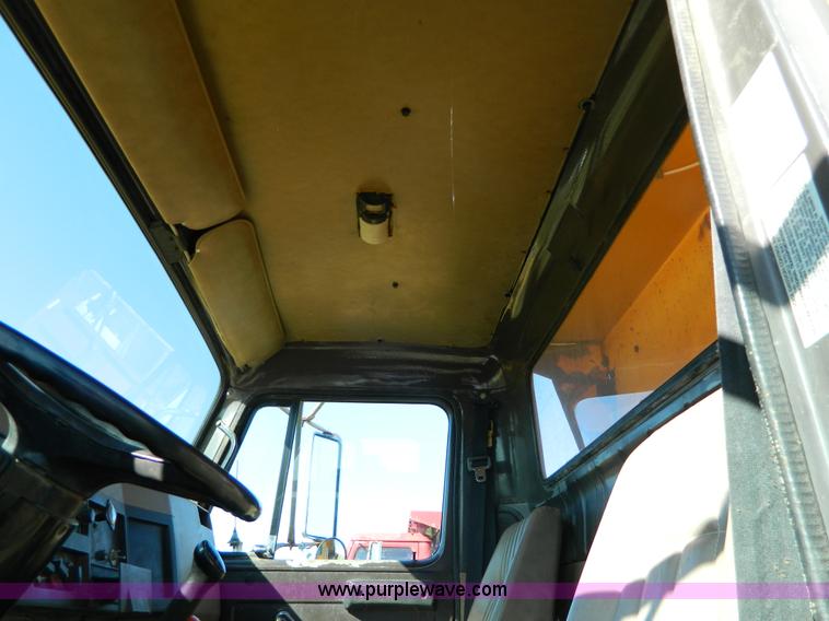 image for item H2388 1993 International 4700 dump truck