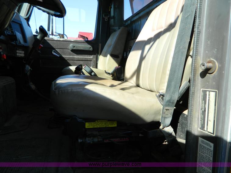 image for item H2388 1993 International 4700 dump truck