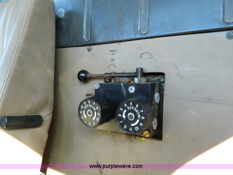 image for item H2388 1993 International 4700 dump truck