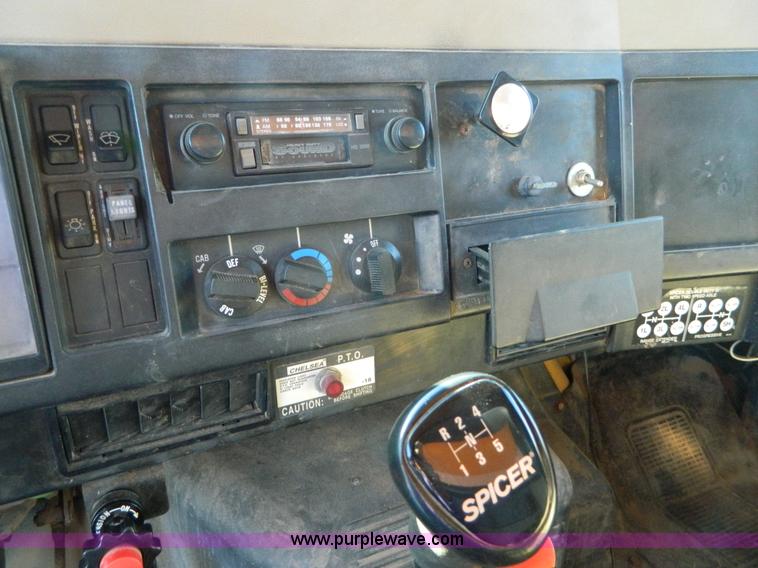 image for item H2388 1993 International 4700 dump truck