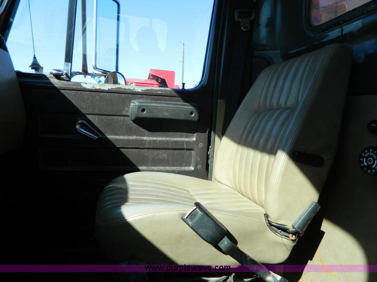 image for item H2388 1993 International 4700 dump truck