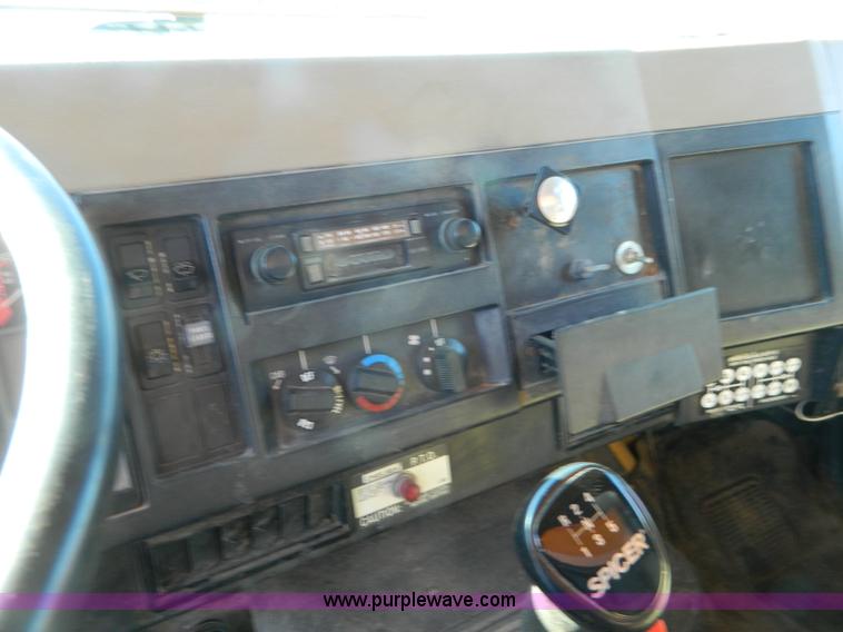 image for item H2388 1993 International 4700 dump truck