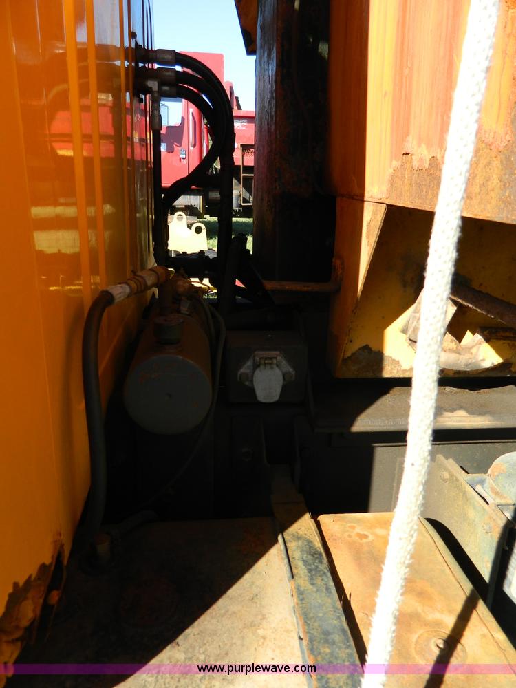 image for item H2388 1993 International 4700 dump truck